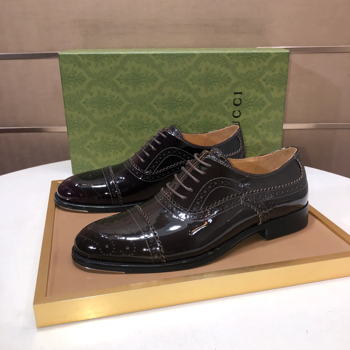 Men's shoes 💰660💰 Brand: GUCCI (Gucci) Standard code: Men's size 38/44 (45/46 can be customized) Grade: Same as the official website Original quality Material: Original cowhide Water-dyed cowhide lining Original rubber outsole Style category: Men's fashionable casual leather shoes Distinguished big-name luxury elements top luxury Color: Actual picture